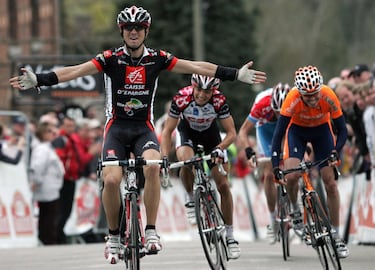 Valverde irrumpió victorioso en las clásicas de las Ardenas en 2006. Aquel año se anotó Flecha Valona y Lieja por primera vez. Se trata del corredor más dobletes en la historia del Tríptico: se llevó Flecha y Lieja en 2006, 2015 y 2017. En ambas citas comenzó un bello idilio que nunca se vio recompensado en la Amstel Gold Race, que no ha logrado ganar todavía.