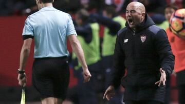 El t&eacute;cnico argentino del Sevilla, Jorge Sampaoli, durante el encuentro correspondiente a la jornada decimosexta de primera divisi&oacute;n entre Sevilla y M&aacute;laga en el estadio S&aacute;nchez Pizju&aacute;n de Sevilla.