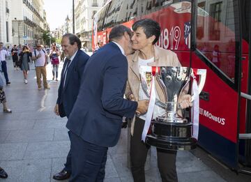 El presidente en funciones de la Comunidad de Madrid Pedro Rollán saluda a la directora del equipo femenino Lola Romero a la llegada a la Comunidad de Madrid. 