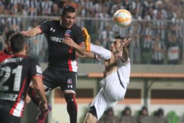 Esteban Paredes luchó toda la noche con los centrales del Mineiro.