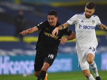 Pablo Fornals del West Ham disputa un bal&oacute;n junto a Mateusz Klich del Leeds United.