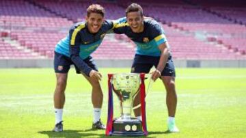 JONATHAN Y THIAGO jugadores del Barcelona posando con la Copa de Liga en el Camp Nou.