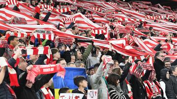 Aficionados del Athletic en San Mam¨¦s.