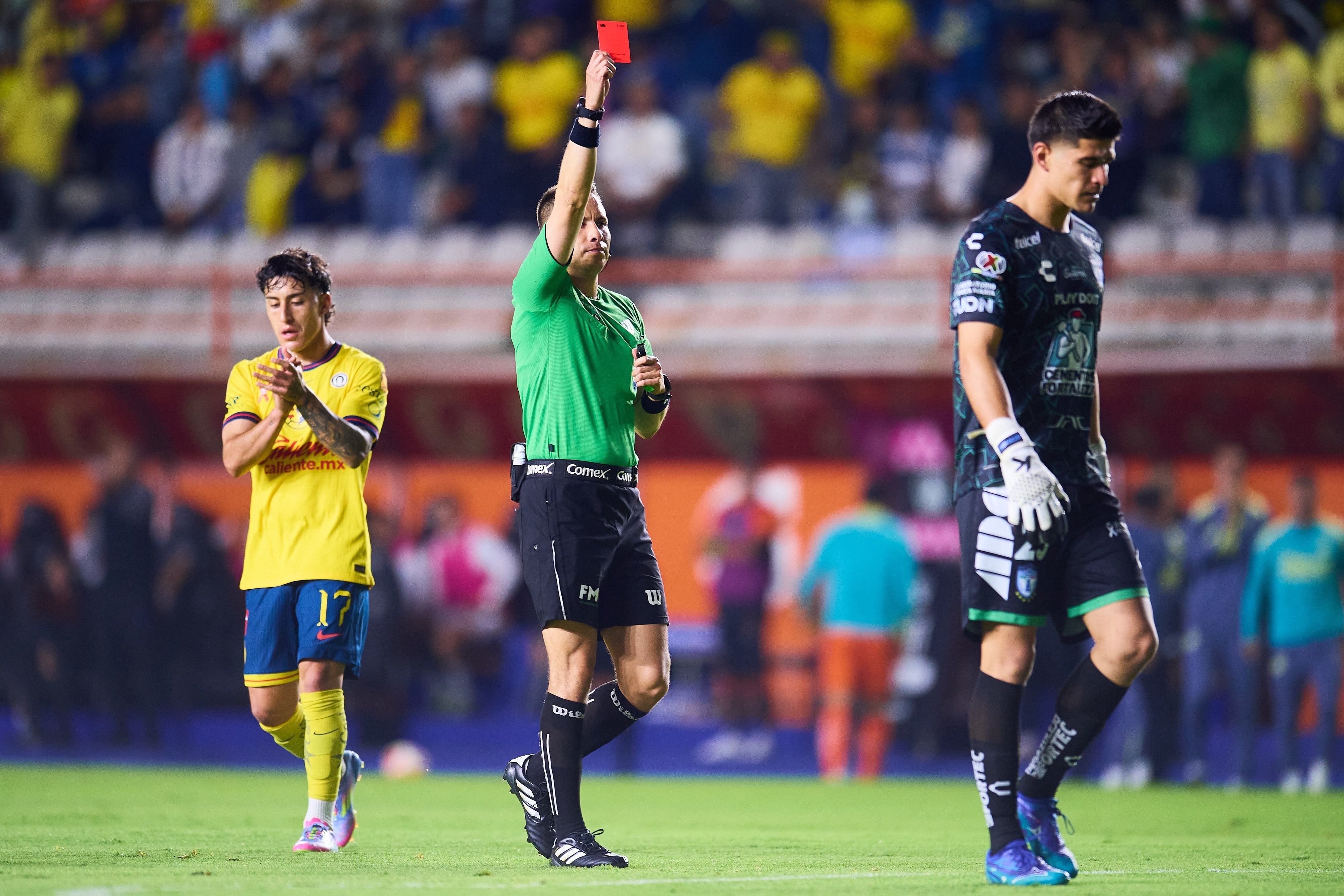 ¡Polémica! El árbitro se retracta de una roja en el Pachuca vs América