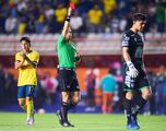 ¡Polémica! El árbitro se retracta de una roja en el Pachuca vs América