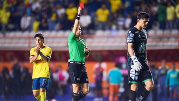 Referee Jesus Rafael Lopez shows red card to Carlos Moreno of Pachuca during the Quarter-Final first leg match between Pachuca and America as part of the Liga BBVA MX, Torneo Clausura 2025 at Hidalgo Stadium on May 07, 2025 in Pachuca, Hidalgo, Mexico.