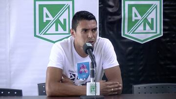 Daniel Bocanegra dando rueda de prensa