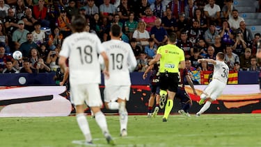 0-2. Contragolpe que comienza en Álvaro Carreras desde el balcón del área blanco con un centro a Vinicius. El brasileño asiste a Franco Mastantuono, avanza y define con la derecha, colocando el balón arriba, en la escuadra del palo corto de Matthew Ryan. Imparable.