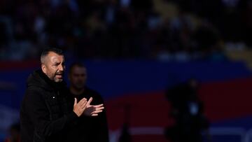 BARCELONA (ESPAÑA), 30/11/2024.- El entrenador de Las Palmas, Diego Martínez Penas durante el partido de LaLiga disputado en el Estadio Olímpico Lluís Companys en Barcelona este sábado. EFE/Alberto Estevez
