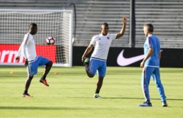 En imágenes: James entrena con normalidad en el Rose Bowl