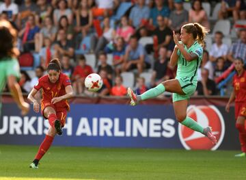 Vicky Losada disparando frente a Tatiana Pinto. 