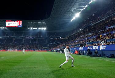 0-1. Federico Valverde celebra el primer gol que marca en el minuto 77 del encuentro.