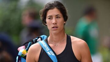 Garbiñe Muguruza llega a las pistas de entrenamiento del All England Tennis Club de Wimbledon.