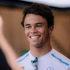 De Vries se sube al F1 de Hamilton