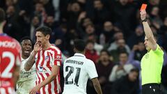 El árbitro Soto Grado muestra la cartulina roja a Stefan Savic. La expulsión se produce por doble amarilla en el minuto 99 tras una falta sobre Eduardo Camavinga.