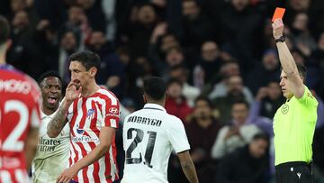 El árbitro Soto Grado muestra la cartulina roja a Stefan Savic. La expulsión se produce por doble amarilla en el minuto 99 tras una falta sobre Eduardo Camavinga.