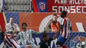 <b>ATL?TICO 2 - OSASUNA 4.<b> Un partido desastroso, impropio de un aspirante a la Liga de Campeones, conden¨® a la derrota al Atl¨¦tico de Madrid, ridiculizado en el Vicente Calder¨®n por un notable Osasuna, que sali¨® de los puestos de descenso con su primera victoria como visitante en esta temporada liguera (2-4).</b></b>