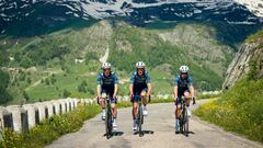 Los ciclistas del Visma | Lease a Bike, durante su concentración antes del Tour de Francia.