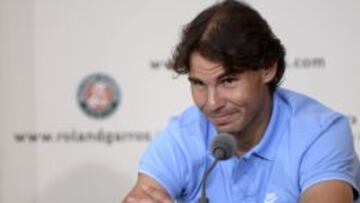 El tenista español Rafael Nadal responde durante la rueda de prensa celebrada un día antes de que dé comienzo Roland Garros.