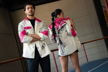 Con la victoria alada en la espalda, la joven diseñadora mexicana Marijose Rivera es la creadora de estos uniformes para la delegación de México. 