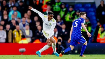 El jugador del Leeds Junior Firpo durante un partido de Premier League contra el Chelsea.