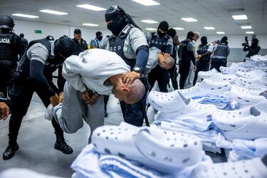 La administración Trump deportó el pasado 31 de marzo a El Salvador a 17 personas acusadas de pertenecer a las organizaciones criminales Tren de Aragua y MS-13. La deportación se produce en el marco de un acuerdo entre Washington y El Salvador para trasladar allí a los inmigrantes que según la administración americana pertenecen a grupos delictivos pese a que dos fallos judiciales prohibieran las deportaciones exprés basadas en la Ley de Enemigos Extranjeros.