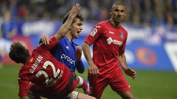 Damián y Cata Díaz ante Lucas Torró en el Oviedo-Getafe.