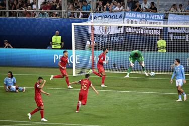 0-1. Ederson, con el balón en el fondo de su portería, abatido tras recibir el primer tanto con un remate de cabeza de Youssef En-Nesyri.