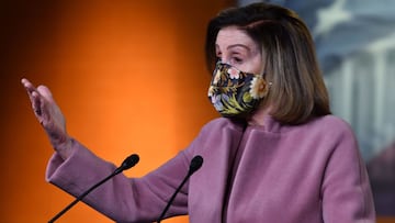 La presidenta de la Cámara de Representantes de Estados Unidos, Nancy Pelosi, demócrata de California, habla durante su conferencia de prensa semanal en el Capitolio en Washington, DC, el 21 de enero de 2021.