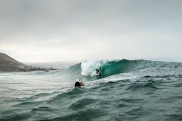 El Mundial de Surf Maui and Sons Arica Pro Tour 2015 , organizado por la Federación internacional de Surf, reune a 60 de los mejores raiders de todo el mundo. Ellos esperan domar la peligrosa ola “El Gringo” que rompe sobre las rocas, lo que la convierte en la competencia mas peligrosa en el circuito mundial.