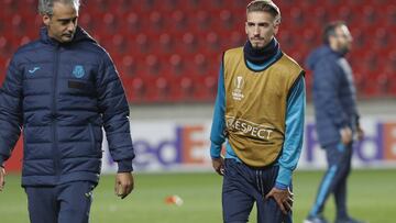 Samu Castillejo, ayer, se retira tocándose su pierna izquierda.