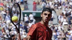 Paris (France), 05/06/2023.- Francisco Cerundolo of Argentina plays Holger Rune of Denmark in their Men's Singles fourth round match during the French Open Grand Slam tennis tournament at Roland Garros in Paris, France, 05 June 2023. (Tenis, Abierto, Dinamarca, Francia) EFE/EPA/CHRISTOPHE PETIT TESSON
