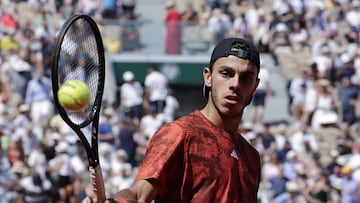 Paris (France), 05/06/2023.- Francisco Cerundolo of Argentina plays Holger Rune of Denmark in their Men's Singles fourth round match during the French Open Grand Slam tennis tournament at Roland Garros in Paris, France, 05 June 2023. (Tenis, Abierto, Dinamarca, Francia) EFE/EPA/CHRISTOPHE PETIT TESSON
