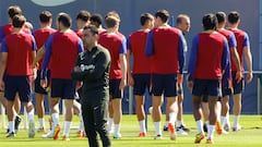 SANT JOAN DESPÍ (BARCELONA), 20/04/2024.- El técnico del FC Barcelona, Xavi Hernández, durante el entrenamiento que realiza la plantilla barcelonista este sábado en la Cidad Deportiva Joan Gamper para preparar el partido de liga que disputarán mañana ante el Real Madrid en el Santiago Bernabéu. EFE/ Toni Albir
