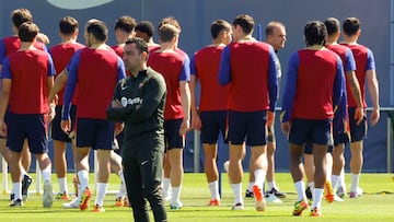 SANT JOAN DESPÍ (BARCELONA), 20/04/2024.- El técnico del FC Barcelona, Xavi Hernández, durante el entrenamiento que realiza la plantilla barcelonista este sábado en la Cidad Deportiva Joan Gamper para preparar el partido de liga que disputarán mañana ante el Real Madrid en el Santiago Bernabéu. EFE/ Toni Albir
