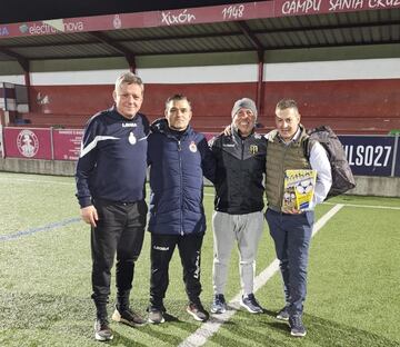 Muñoz, tercero de izquierda a derecha, en una imagen de sus años en el fútbol regional de España.