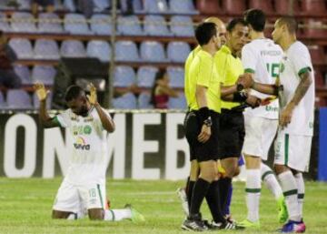 Luiz Antonio, autor del segundo gol, reza tras el final del partido.