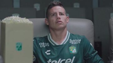 Así presenta León a Rogelio Funes Mori. James es un espectador.