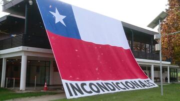 La bandera gigante que sigue a la Roja femenina a todas partes