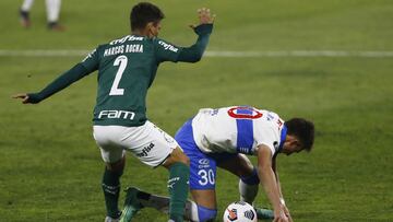 Futbol, Universidad Católica vs Palmeiras.
Copa Libertadores 2021.
El jugador de Universidad Católica Diego Valencia, derecha, disputa el balón contra Marcos Rocha de Palmeiras durante el partido por los octavos d