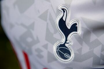 El Tottenham Hotspur naci¨® en 1882 bajo el nombre de Hotspur Football Club, fundado por estudiantes de un colegio anglicano, liderados por Bobby Buckle, uno de los once escolares que fundaron el club. Los miembros de este grupo tambi¨¦n pertenec¨ªan al Hotspur Cricket Club, deporte que se practicaba durante los meses de invierno. Este equipo tiene tres sobrenombres, aunque el m¨¢s utilizado es The Spurs, ya que es un acortamiento de su nombre. Tambi¨¦n se les llamaba The Lilywhites, en honor a los lirios blancos, haciendo referencia al color de su camiseta, aunque pocos utilizan este mote. Finalmente, tambi¨¦n se les llama The Yids, donde en el mismo Diccionario de Oxford se define este t¨¦rmino como ¡°partidario o jugador del Tottenham Hotspur¡±. Se acu?¨® esta palabra como comentario racista de los rivales de los Spurs, por la gran comunidad jud¨ªa de la zona. Aun as¨ª, los aficionados del Tottenham lo adoptaron y lo hicieron suyo.
