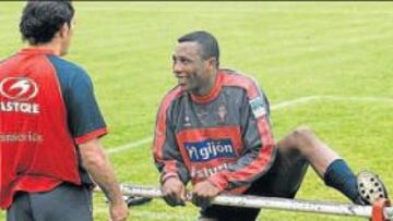 <b>PROTAGONISTA. </b>Edwin Congo, haciendo estiramientos en Mareo, junto a su compañero Juanmi.