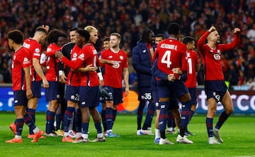 Los jugadores del Lille celebran el gol de Jonathan David.