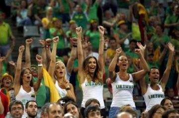 Aficionadas lituanas animan a su equipo durante el partido de octavos de final de la Copa del Mundo de Baloncesto 2014 contra Nueva Zelanda. 