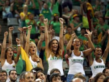 Aficionadas lituanas animan a su equipo durante el partido de octavos de final de la Copa del Mundo de Baloncesto 2014 contra Nueva Zelanda. 