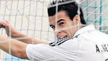 <b>YA LE MARCÓ AL POLI EN EJIDO</b> El único partido que el Castilla ha jugado en El Ejido terminó con un contundente 0-3. Negredo puso, de penalti, el tanto final.