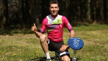 El ciclista Asier Etxeberria posa con el maillot del Laboral Kutxa.