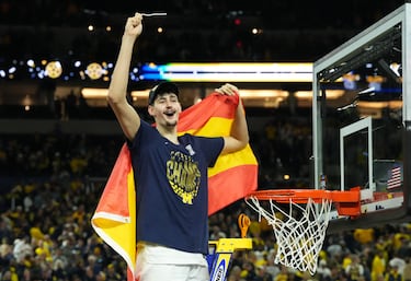 Aday Mara corta la red tras derrotar a los UConn Huskies en la final del campeonato nacional de la Final Four del Torneo de Baloncesto Masculino de la NCAA 2026 en el Lucas Oil Stadium.