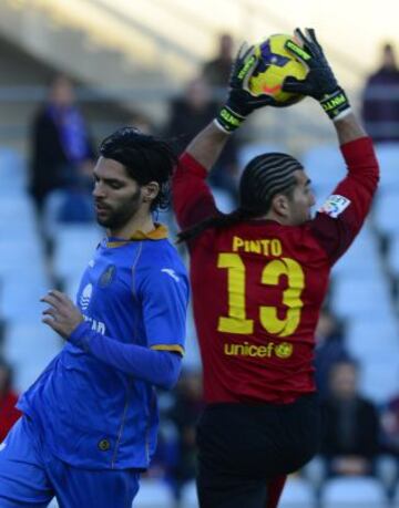 Parada de Jose Manuel Pinto a Juan Antonio Rodriguez jugador del getafe