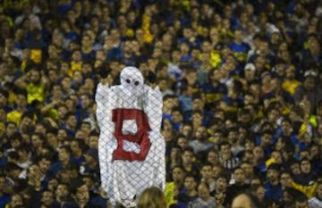 BAS204. BUENOS AIRES (ARGENTINA), 14/05/2015.- Simpatizantes de Boca Juniors aguardan el comienzo del partido ante River Plate hoy, jueves 14 de Mayo de 2015, por los octavos de final de la Copa Libertadores, en el estado de Boca Juniors en Buenos Aires (Argentina). EFE/Ivan Fernandez